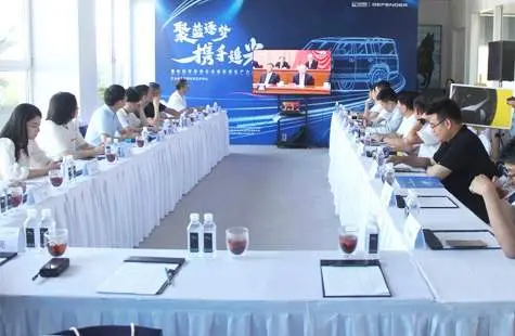 Полицейские следуют за мечтой, вместе идут за светом